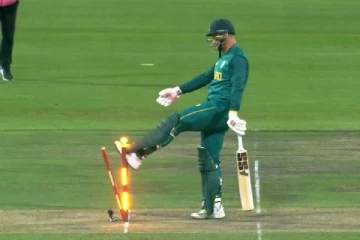 ஸ்டம்புகளை எட்டி உதைத்த தென்னாப்பிரிக்க வீரர் கிளாசன்: 15% அபராதம் விதித்த ஐசிசி!