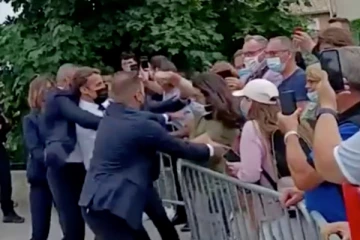 பிரான்ஸ் ஜனாதிபதியை அறைந்த நபர்... படமாக்கிய நபர் ஆயுதம் வைத்திருந்தது கண்டுபிடிப்பு: வெளியான பரபரப்பு தகவல்