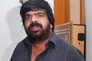 டி.ராஜேந்தருடன் புகைப்படம் எடுத்த சீரியல் நடிகைகள்- ஒருவேளை இந்த தொடரில் நடிக்கிறாரா?