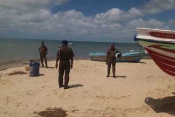 கிளிநொச்சி கடற்பரப்பில் மர்மபொருளுடன் சிக்கிய மன்னாரை சேர்ந்த மூவர்!