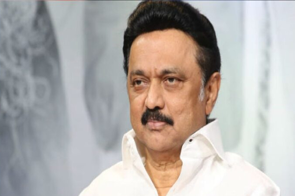 பள்ளிக்கு வந்த மாணவர்களுக்கு இனிப்பு வழங்கி வரவேற்பு கொடுத்த முதலமைச்சர் மு.க.ஸ்டாலின் | Tamilnadu Samugam School Student Stalin