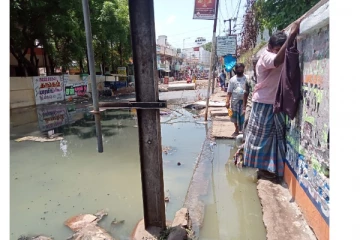 திருச்சி அருகே சாலையில் தேங்கிய கழிவுநீர்: பொதுமக்கள் அவதி