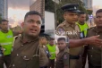 සමාජ මාධ්ය කළඹමින් තරුණයින්ට කොකා පෙන්නන්න ගිය පොලිස් නිලධාරියාට සිදු වූ දේ..(VIDEO)