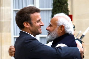 மோனாலிசாவுடன் புகைப்படம், புகழ்ப்பெற்ற அருங்காட்சியகத்தில் டின்னர்; மோடியின் பிரான்ஸ் பயணம்