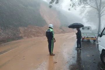 நுவரெலியா A7 பிரதான வீதியில் பாரிய மண்சரிவு! சாரதிகளை எச்சரிக்கும்  பொலிஸார் (Photos)