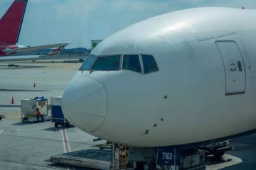 பறக்கும் விமானத்தின் கதவை திறந்த பெண்ணால் பரபரப்பு