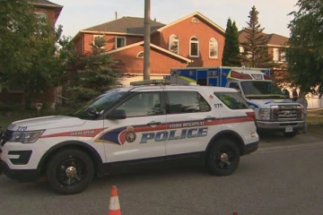 குடியிருப்பு ஒன்றில் சடலமாக மீட்கப்பட்ட இருவர்