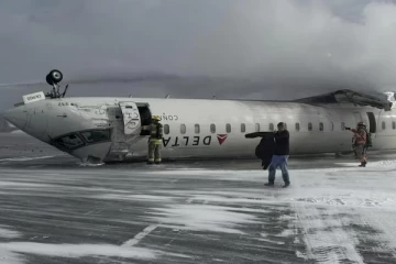 கனடாவில் தலைகீழாக கவிழ்ந்த விமானம் ; வெளியான மேலதிக தகவல்