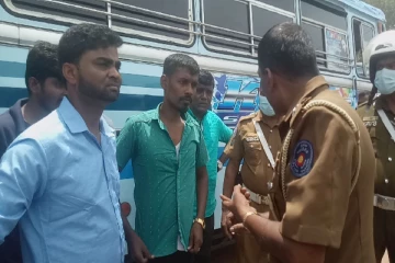 அரச பேருந்து சாலையை மறைத்து போராட்டம்(Photo)