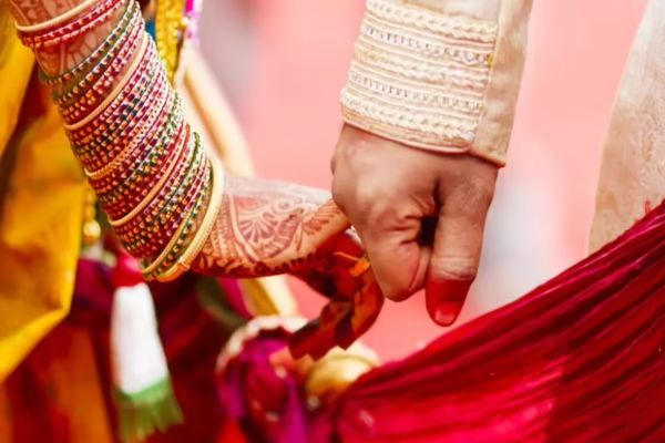 திருமண வீட்டில் வறுத்த கோழிக்காகச் சண்டை ; கைகலப்பாக மாறிய சம்பவம் | Fight Over Fried Chicken Wedding Video Goes Viral திருமண வீட்டில் வறுத்த கோழிக்காகச் சண்டை ; கைகலப்பாக மாறிய சம்பவம் | Fight Over Fried Chicken Wedding Video Goes Viral