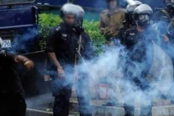 ජනාධිපති මන්දිරය අසල උණුසුම් වෙයි - පොලිසියෙන් කඳුළු ගෑස් ප්‍රහාරයක්..