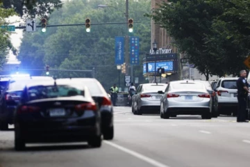 பட்டமளிப்பு விழாவில் துப்பாக்கிச்சூடு; தந்தையும் மகனும் பலி