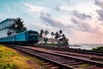 ரயில் தடம் புரண்டமையினால் பாரிய சேதம்