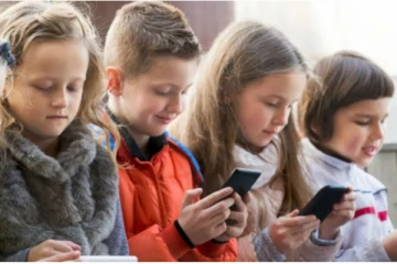 உங்கள் குழந்தை நீண்ட நேரம் மொபைல் பார்க்கிறதா? எச்சரிக்கும்  மருத்துவர்கள்!