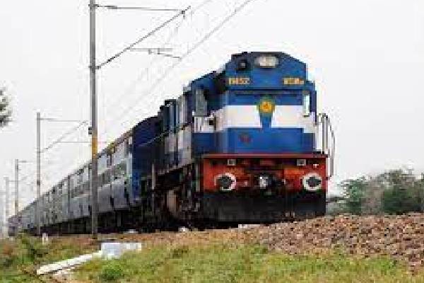 மட்டக்களப்பு - கொழும்பு ரயிலில் மோதி இளைஞர் பலி | Batticalo Coombo Train Accident