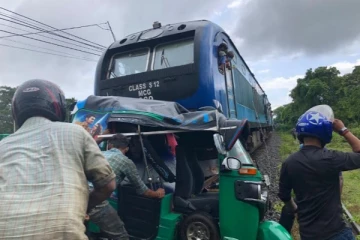 முச்சக்கர வண்டியை பந்தாடிய ரயில்! பாய்ந்து உயிர் தப்பிய சாரதி (படங்கள்)