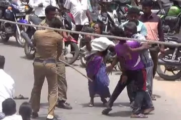 நடுரோட்டில் சாதியை கூறி கண்மூடித்தனமாக தாக்கிய காவலர்கள் - பரபரப்பு!