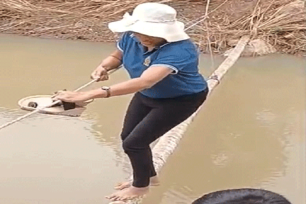 வெள்ள நிவாரணம் வழங்க ஆபத்தான பயணத்தை மேற்கொள்ளும் பிரதேச செயலாளர் | Risky Journey Provide Flood Relief To The District