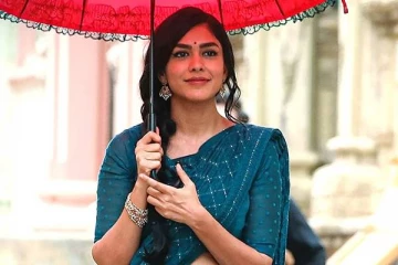 சீதா ராமம் பட புகழ் மிருணான் தாகூரா இது?- படுகிளாமர் உடையில் வைரல் போட்டோ