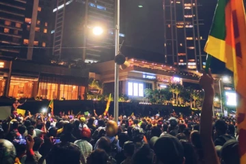 පොහොට්ටු ලොක්කෙකුගේ රථයක් හඹා ගොස් පහර දෙයි.. පෙරලන්නත් හදලා..උණුසුම් තත්ත්වයක්.