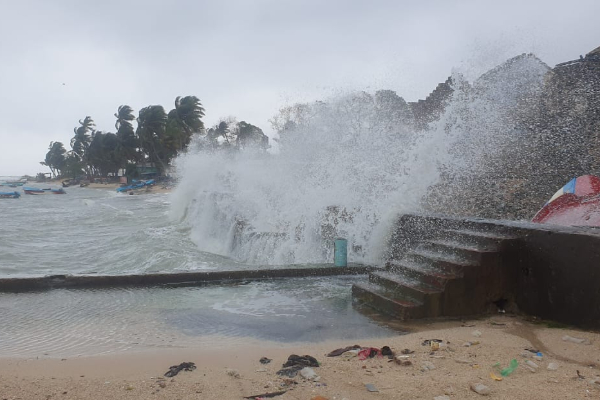 யாழ்ப்பாணத்தில் கடல் கொந்தளிப்பு ; உடைந்து விழுந்த கட்டுமானங்கள் | Cyclone Rough Seas In Jaffna Surging Waves