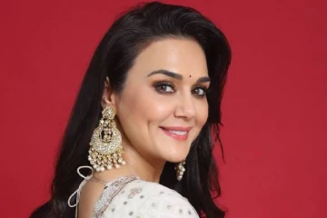 இரட்டையர் குழந்தைகளுக்கு அம்மாவான ப்ரீத்தி சிந்தா!