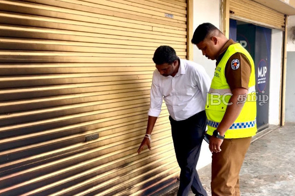 யாழ்ப்பாணத்தில் தீ வைக்கப்பட்ட கட்சி அலுவலகம்: விசாரணைகள் தீவிரம்! | Mjp Party Office Set On Fire In Jaffna