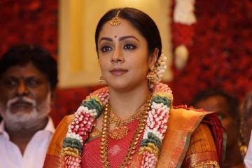 அந்த நடிகரோடு மட்டும் நீ நடிக்க கூடாது - மனைவி ஜோதிகாவுக்கு கண்டிஷன் போட்ட நடிகர் சூர்யா