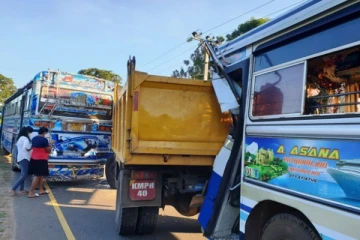ඇඟලුම් කතුන් ප්‍රවාහනය කළ බස් රථ දෙකක් ගැටෙයි.. ටිපර් රථයකුත් බස්වල ගැටෙයි. (PHOTOS)