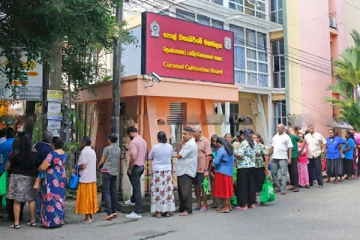 இலங்கையில் தொடங்கியது தேங்காய் வரிசை!