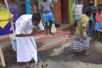 சரக்கு வாங்கி சூடம் கொளுத்தி குடி மகன் செய்த அலப்பறை! சரக்கே.... சரணம்.... வைரலாகும் காட்சி