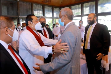 பிரதமரை நாடாளுமன்றத்தில் சந்தித்து பேசிய சுமந்திரன்