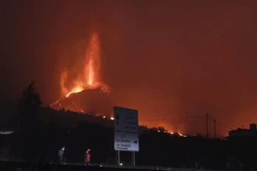 தொடர்ந்து குமுறும் எரிமலை - ஸ்பெயினில் எரிந்து சாம்பலாகும் வீடுகள்