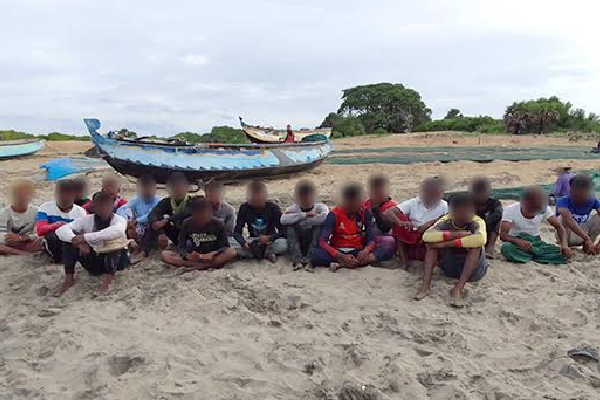 சட்டவிரோத மீன்பிடியில் ஈடுபட்ட 19 பேர் கடற்படையினரால் கைது | Illegal Fishering Srilankan Navy Arrest Captured