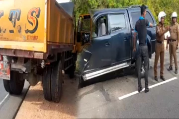 கடற்படையினர் சென்ற வாகனம் விபத்து: மூவர் படுகாயம் (VIDEO)