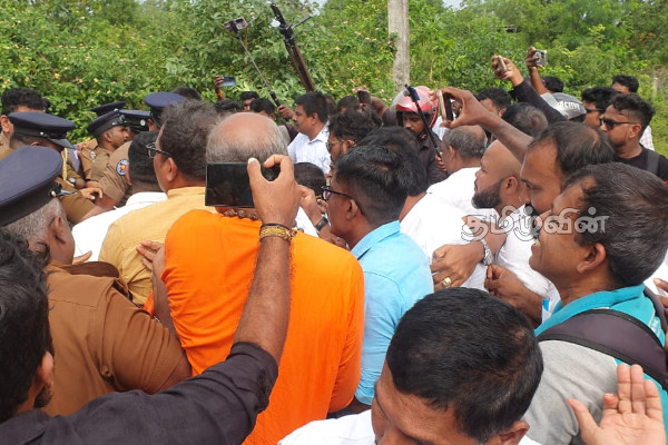 ஜனநாயக வழியில் போராடியவர்களை மிலேச்சத்தனமாக கைது செய்த பொலிஸார்! எழுந்துள்ள குற்றச்சாட்டு | Thaiyitty Protest Today 5 Members Arrest