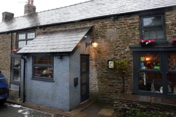 பிரபல உணவு விடுதியில் சாப்பிட்ட 43 பேருக்கு கடும் பாதிப்பு