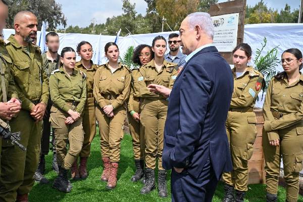 காஸா கைதிகளுக்கு இஸ்ரேல் இராணுவம் செய்த கொடுமை... கசிந்த காணொளியால் பதவி இழந்த அதிகாரி | Israeli Military Legal Officer Quits காஸா கைதிகளுக்கு இஸ்ரேல் இராணுவம் செய்த கொடுமை... கசிந்த காணொளியால் பதவி இழந்த அதிகாரி | Israeli Military Legal Officer Quits