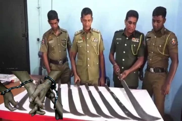 காவல்துறைக்கு கிடைத்த இரகசிய தகவல் : கைப்பற்றப்பட்ட பயங்கர வாள்கள்