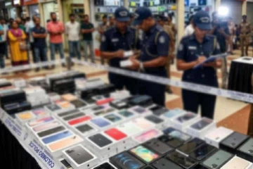 லிபர்ட்டி பிளாசாவில் 300க்கும் அதிகமான கைப்பேசிகள் பறிமுதல்