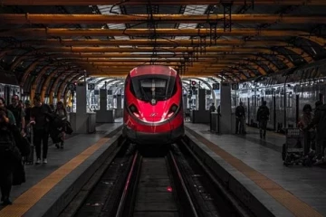 ரயில் நடத்துனர் கழிவறைக்குச் சென்றதால் தாமதமான 125 ரயில்கள்