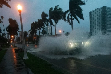 மில்டன் சூறாவளி புயல்; இருளில் தவித்த 20 லட்சம் மக்கள்