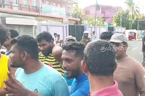 திருகோணமலையில் சட்டவிரோத கடற்றொழிலுக்கு எதிராக ஆர்ப்பாட்டம் (Photos) | Protest Against Illegal Fishing In Trincomalee