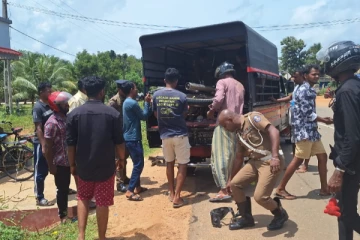 வேனுடன் நேருக்கு நேர் மோதிய லொறி ; பரிதாபமாக பிரிந்த உயிர்