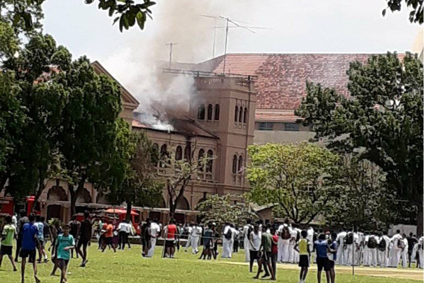 சென் ஜோசப் கல்லுாரி கட்டிடத்தில் தீப்பரவல்! - ஐபிசி தமிழ்