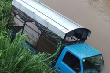 ලොරි රථයක් ඇලට පෙරළීමෙන් සිදුවූ විනාශය..