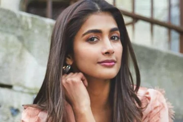 பூஜா ஹெக்டே பதிவிட்ட புகைப்படத்திற்கு 10 லட்சம் லைக்ஸ் ! எப்படி போஸ் கொடுத்துள்ளார் பாருங்க..
