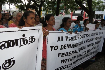 சமஷ்டி தீர்வுக்காக தமிழ் அரசியல் கட்சிகள் ஓரணியில் திரள வேண்டும்:மக்கள் ஆர்பாட்டம் (Photos)