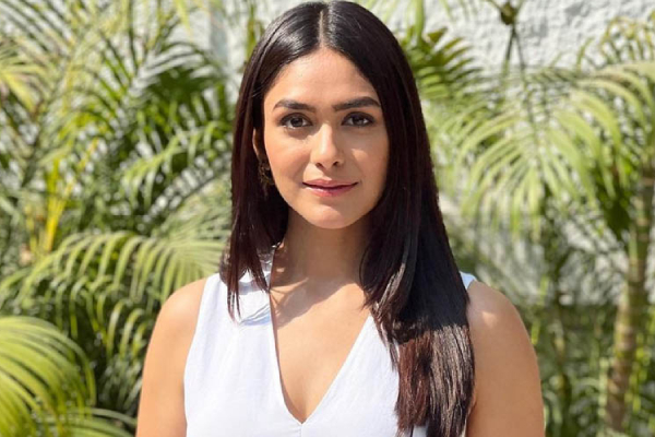 மிருணாள் தாகூரா இது?.. பிகினி உடையில் எல்லை மீறிய கவர்ச்சி | Mrunal Thakur Hot Photo