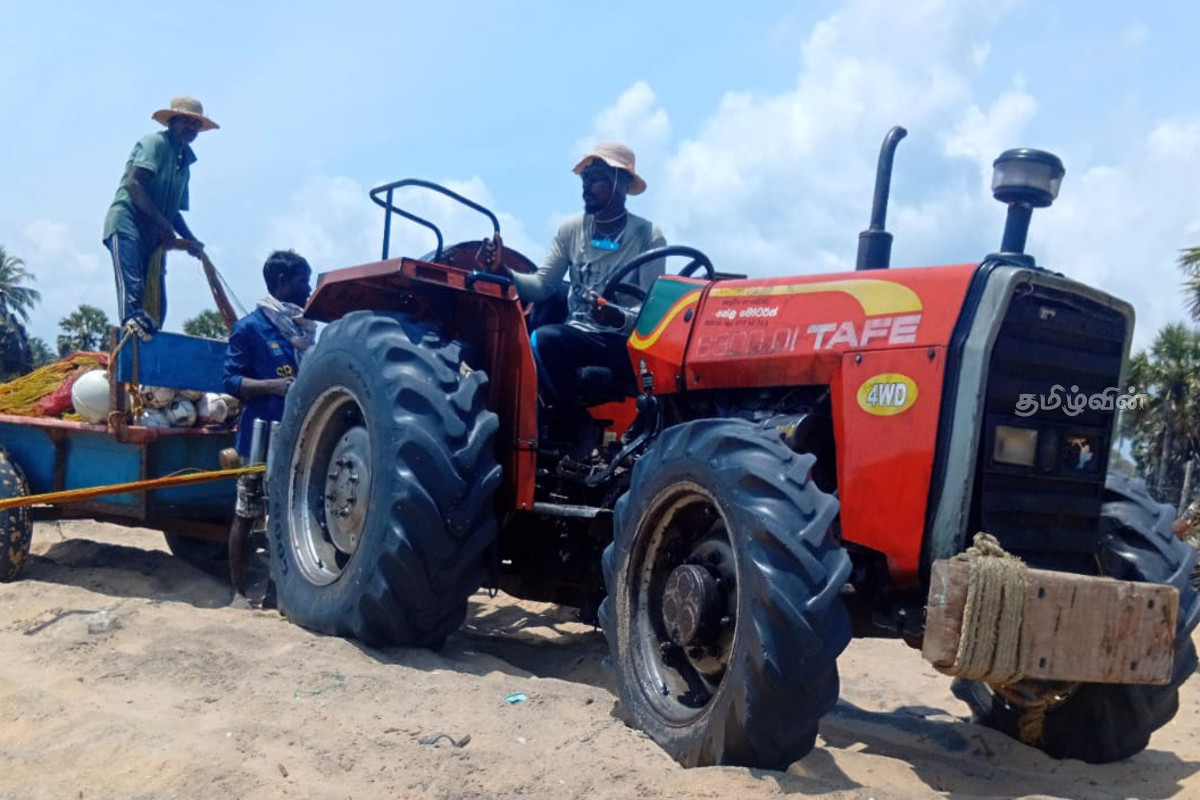 முல்லைத்தீவில் உழவியந்திரம் பயன்படுத்திய கடற்றொழிலாளர்கள் இருவர் கைது! | Two Fishermen Arrested